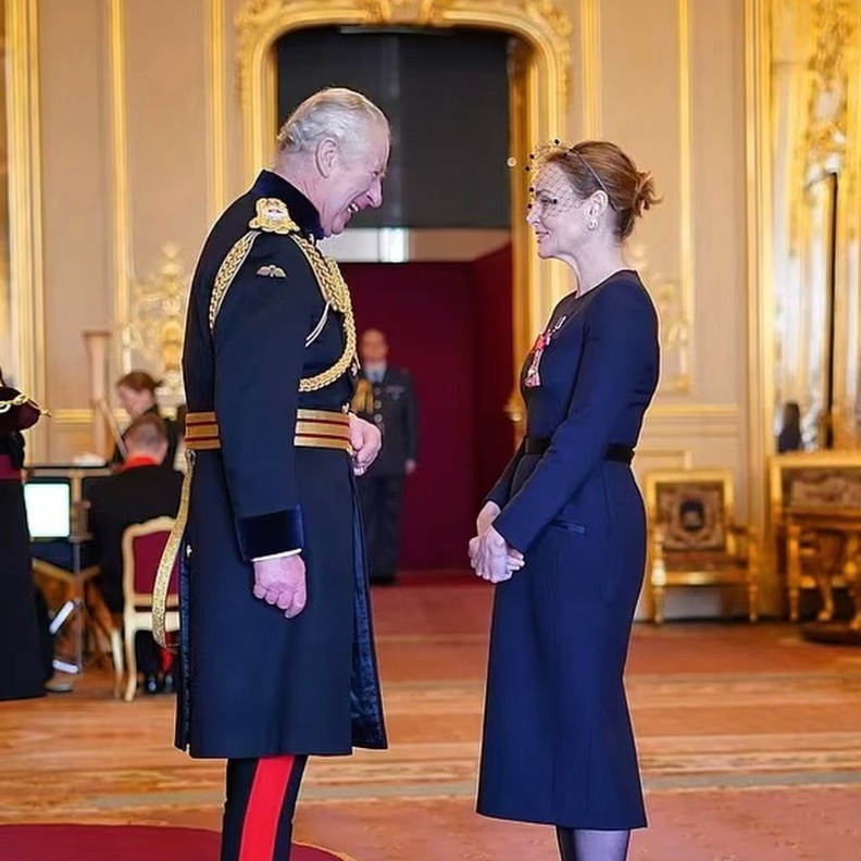 تفاصيل شيّقة عن الإطلالة الكلاسيكية لـ ستيلا مكارتني اثناء تكريم الملك شارلز لها