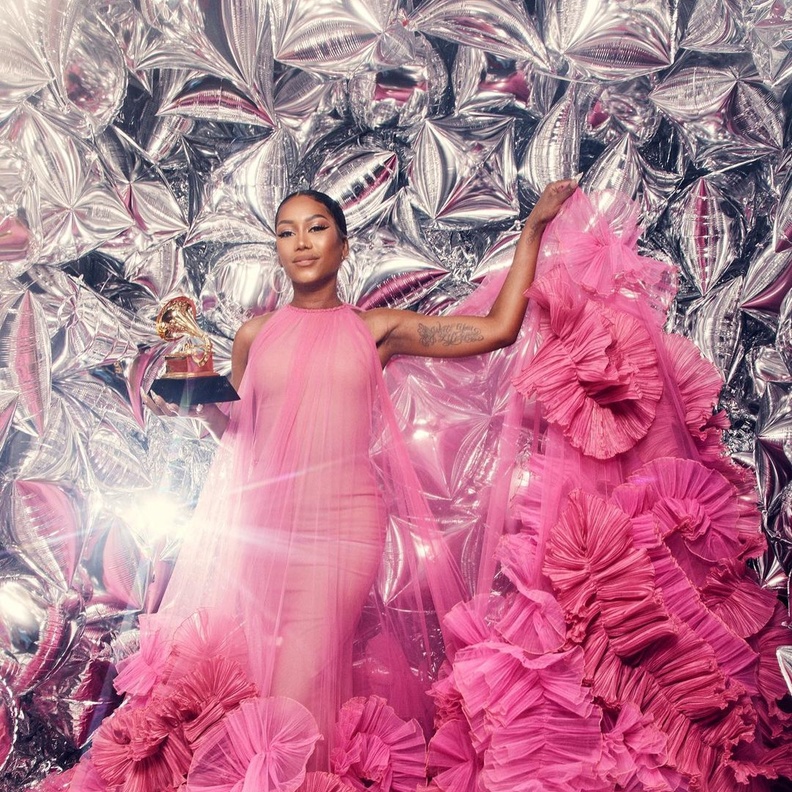 موني لونغ بفستان مصمم بشكل حالم باللون الفوشيا 