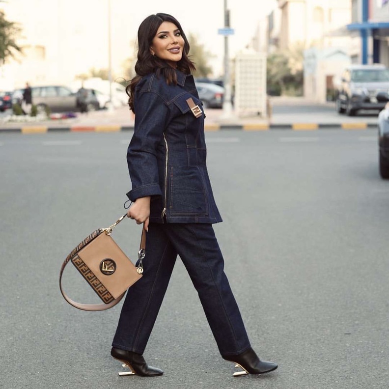 إطلالات عصرية بصحية طقم الدنيم