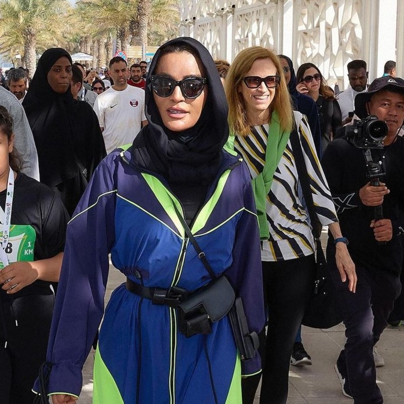 الشيخة موزة تتألق بعباءة بتصميم "عِلمي" بتقنية النانو