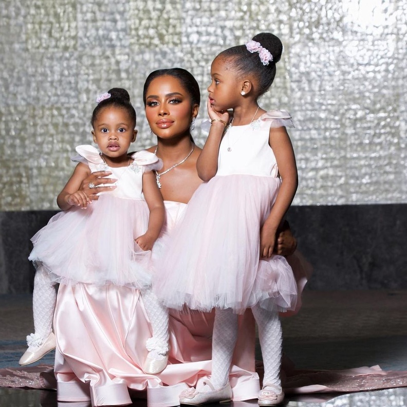 داليا مبارك مع ابنتيها