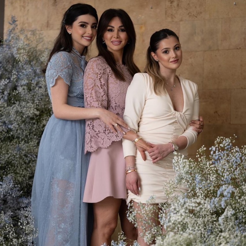 إطلالة ماريتا الحلاني ووالدتها وشقيقتها