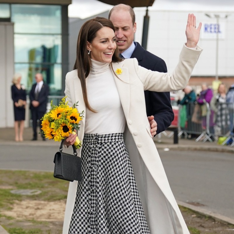 إطلالة نادرة لـ كيت ميدلتون بالتنورة الكلاسيكية بأحدث ظهور ..شاهدوا كيف نسقتها بأناقة