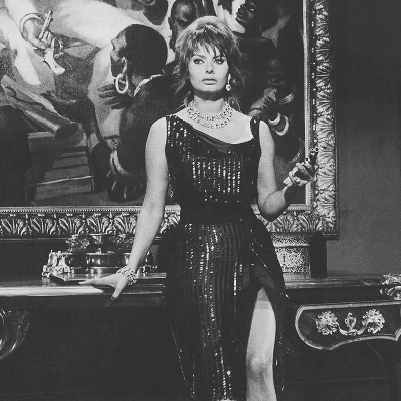 الجميلة صوفيا لورين في إطلالتها الشهيرة بالفستان الأسود من فيلم The Millionaires عام 1960