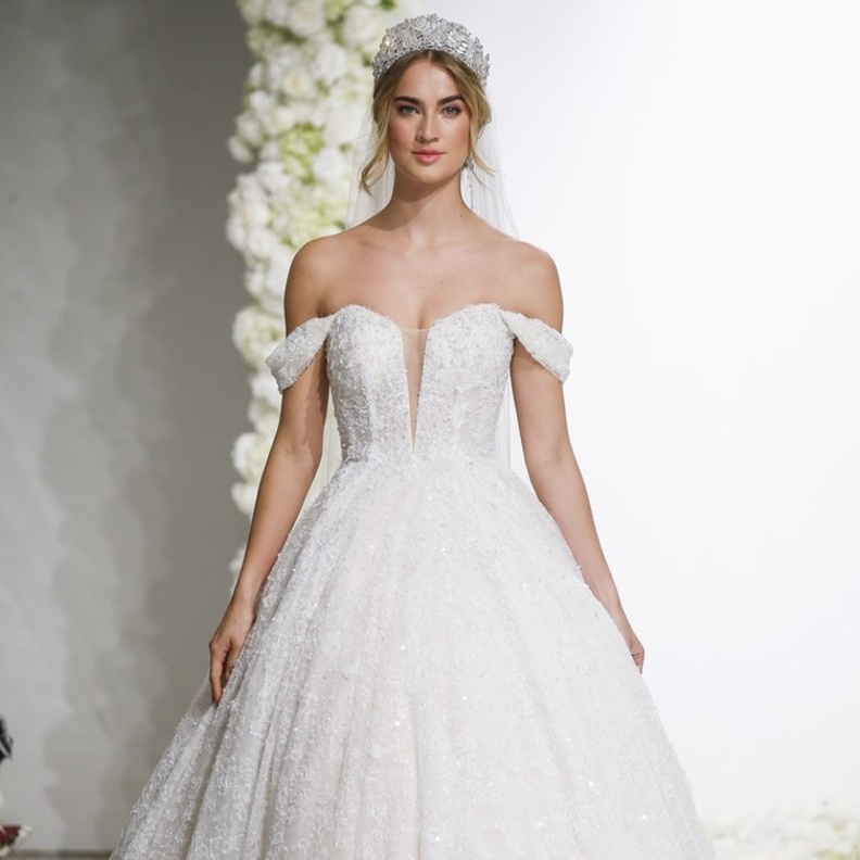 تسريحات شعر للعروس تناسب شكل ياقة الفستان