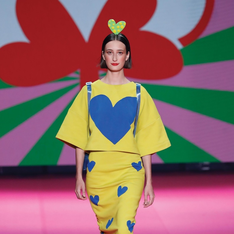 طقم أصفر مزيّن بالقلوب الزرقاء من " أغاثا رويز دي لا برادا" 