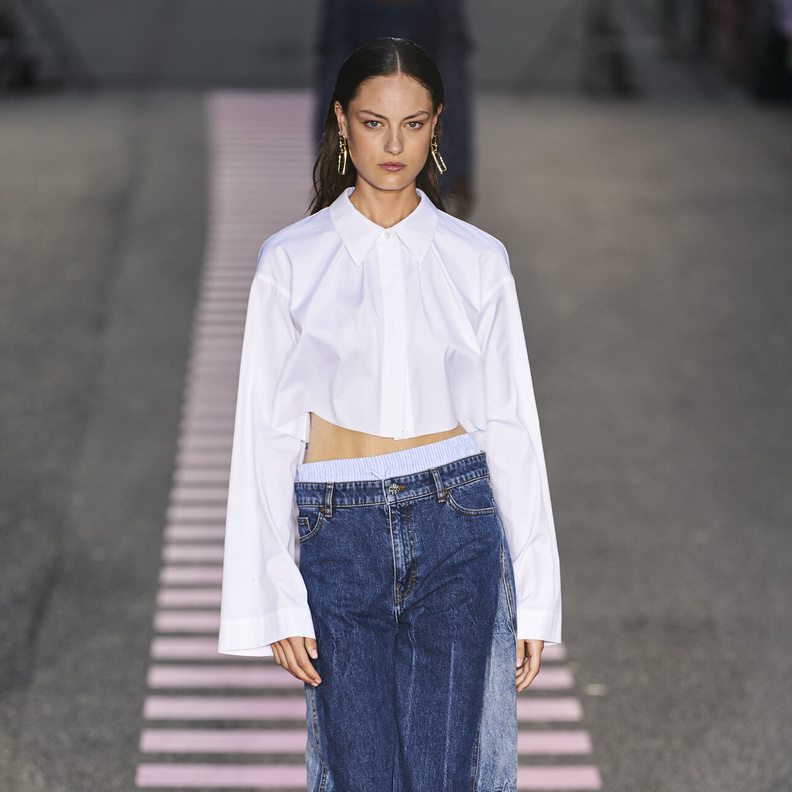 القميص الأبيض مع بناطيل الجينز تمنحك طاقة إيجابية