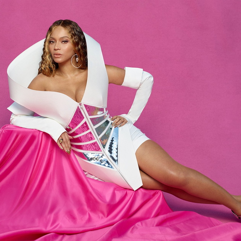 بيونسيه Beyoncé بأقراط ميسيكا