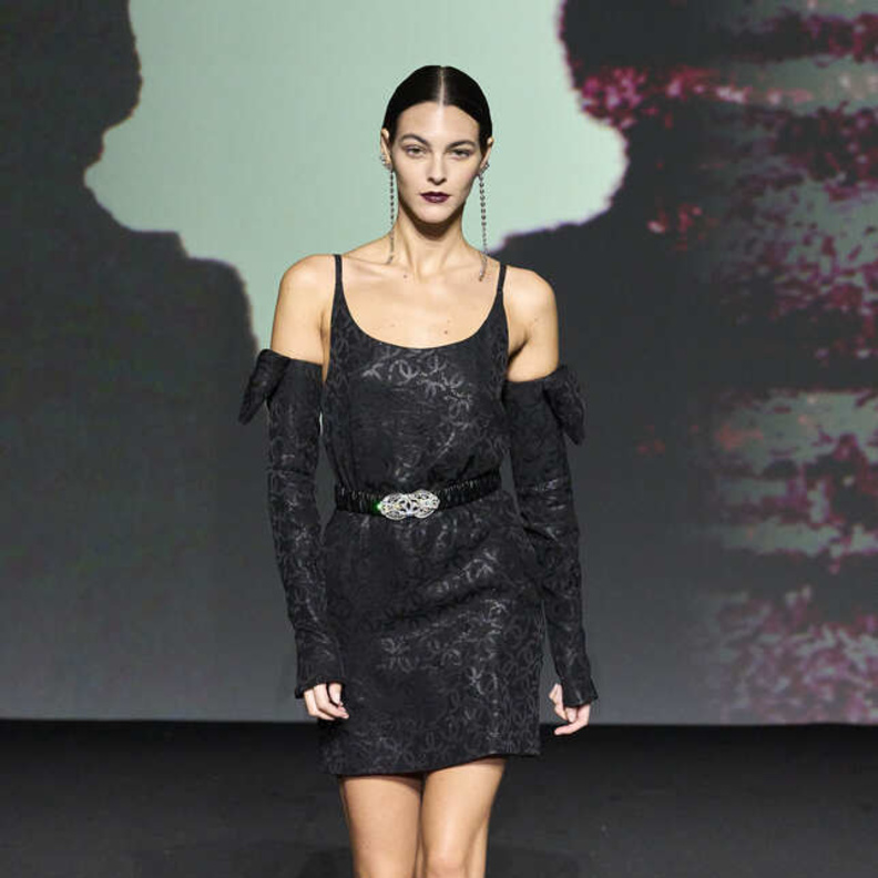 فستان أسود قصير لافت من CHANEL