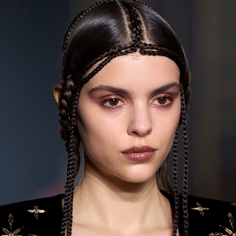 تسريحات الضفائر الطويلة صيحة لا تزول ..كيف تعتمدينها بأسلوب متجدد لربيع صيف 2023؟