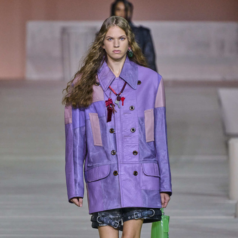 جاكيتات الجلد حاضرة في ربيع 2023