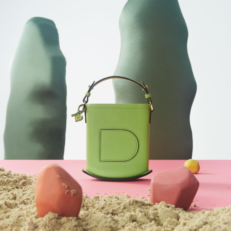 هذه هي حقيبة  THE PIN