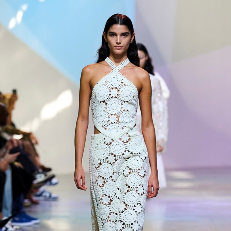 الإطلالات البيضاء من عروض ربيع وصيف 2023