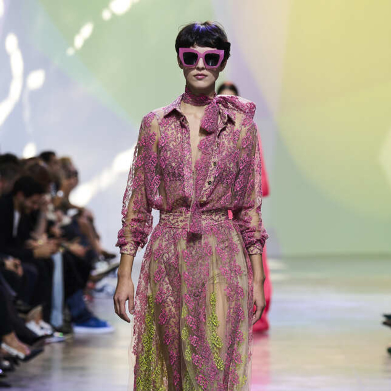 إطلالة لافتة ومميّزة من Elie Saab