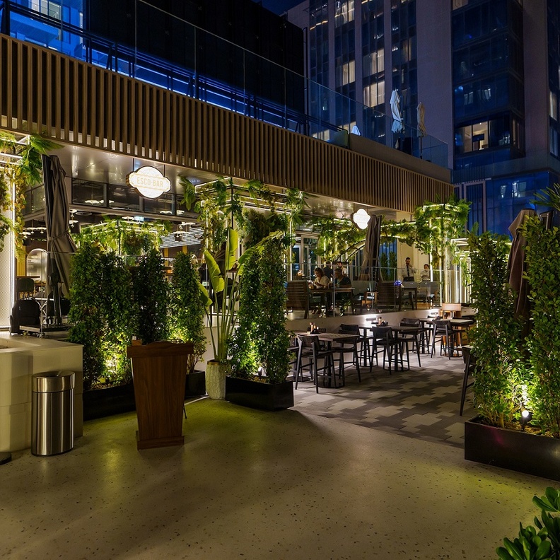 إفتتاح أسكوبار في بالم ويست بيتش بدبي