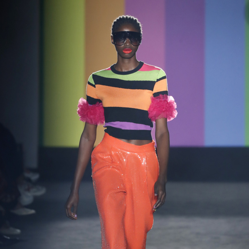 إطلالة مشرقة بألوان لافتة ونارية من Escorpion