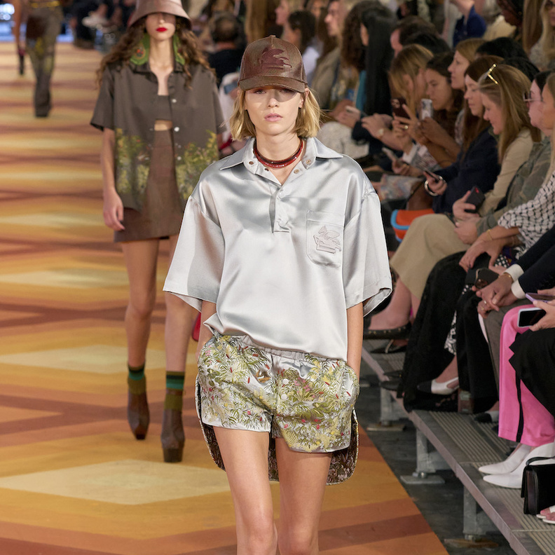 قبعات البيسبول من الملاعب الرياضية الى كُبرى منصات الأزياء العالمية 