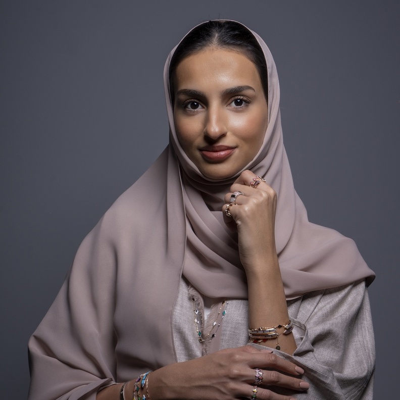 من السفر حول العالم إلى تصميم المجوهرات الناعمة.. مراحل تطور شغف المصممة الإماراتية نورة شوقي