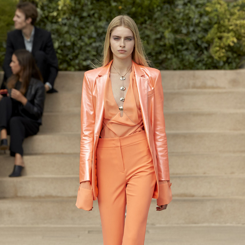 اللون البرتقالي يسيطر على تفاصيل الموضة هذا الموسم
