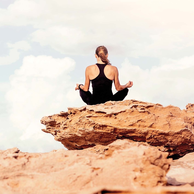 قطع أساسية مريحة ضرورية في خزانة ملابسك لعطلة اليوغا