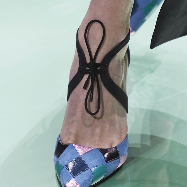 صيحات جديدة لموضة الأحذية البارزة مع الرباط