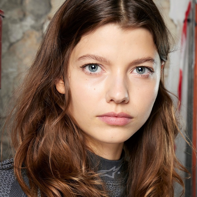 مستحضرات تجميل للعناية بالبشرة والشعر في الروتين المسائي