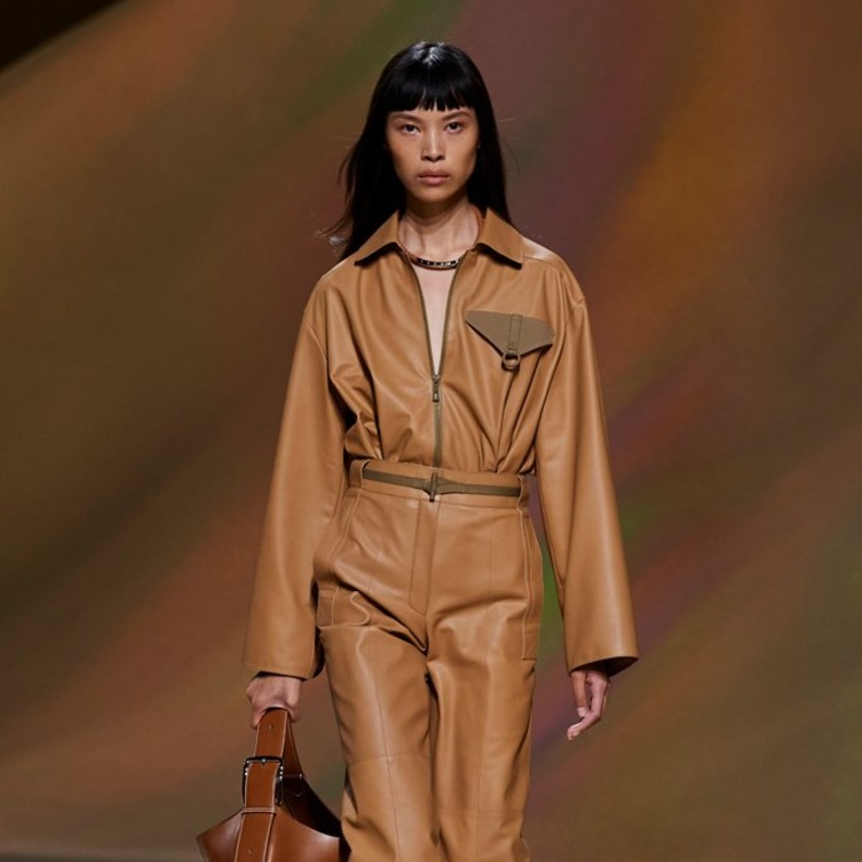 سترة جلدية بنية، وسروال جلدي بني من هيرمس