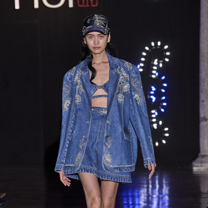 إطلالة لافتة وعصرية من Hui