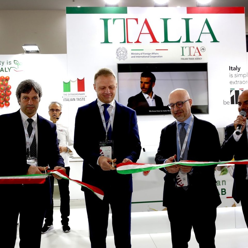 معالي وزير الزراعة الإيطالي ورئيس وكالة التجارة الإيطالية يفتتحان الجناح الإيطالي في معرض جلفود 2023
