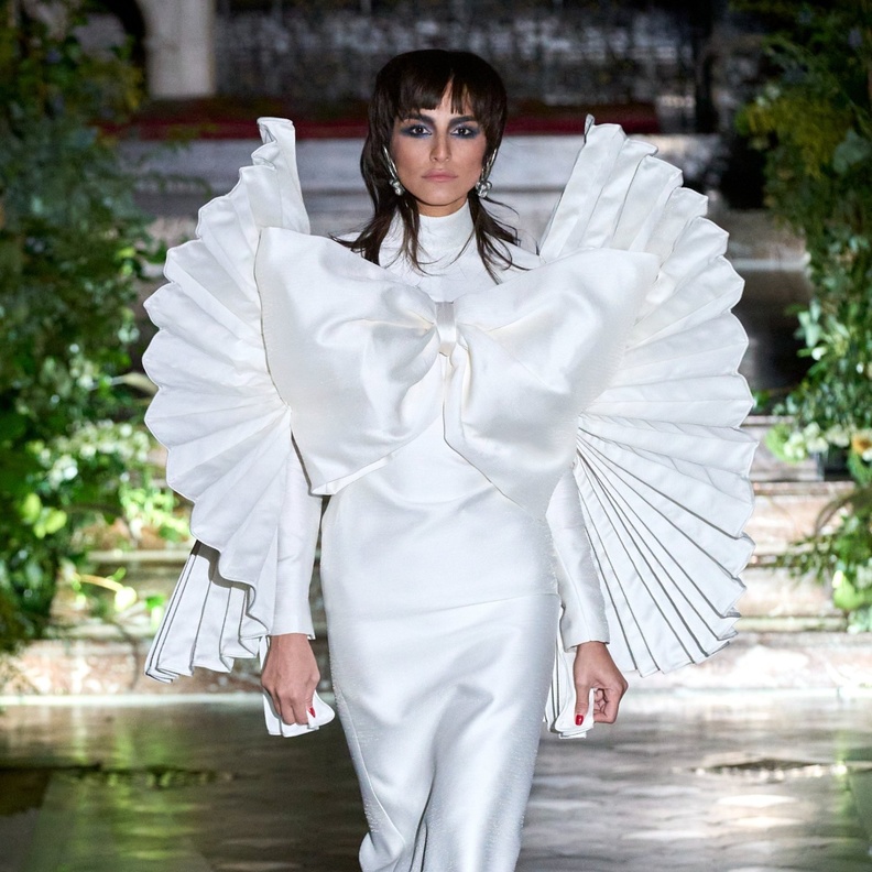 فساتين محتشمة سطعت على خشبات عروض أزياء أسبوع باريس للموضة لموسم ربيع وصيف 2023