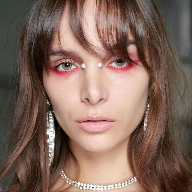 الظلال الملّونة الجريئة تغزو موسم ربيع 2023 ..إليك نصائحنا لتطبيق هذه الصيحة