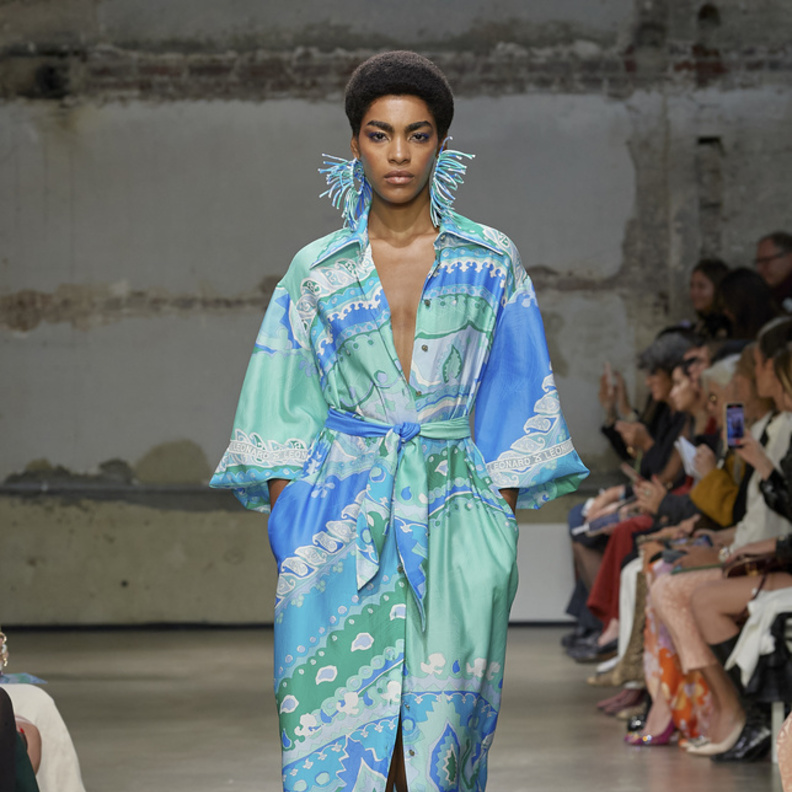 إطلالة لافتة باللّون الأزرق من Leonard