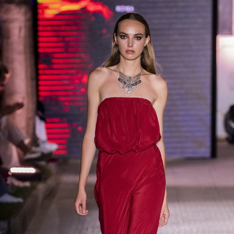 بناطيل باللون الأحمر سترافق أناقتك في عيد الحب 2023