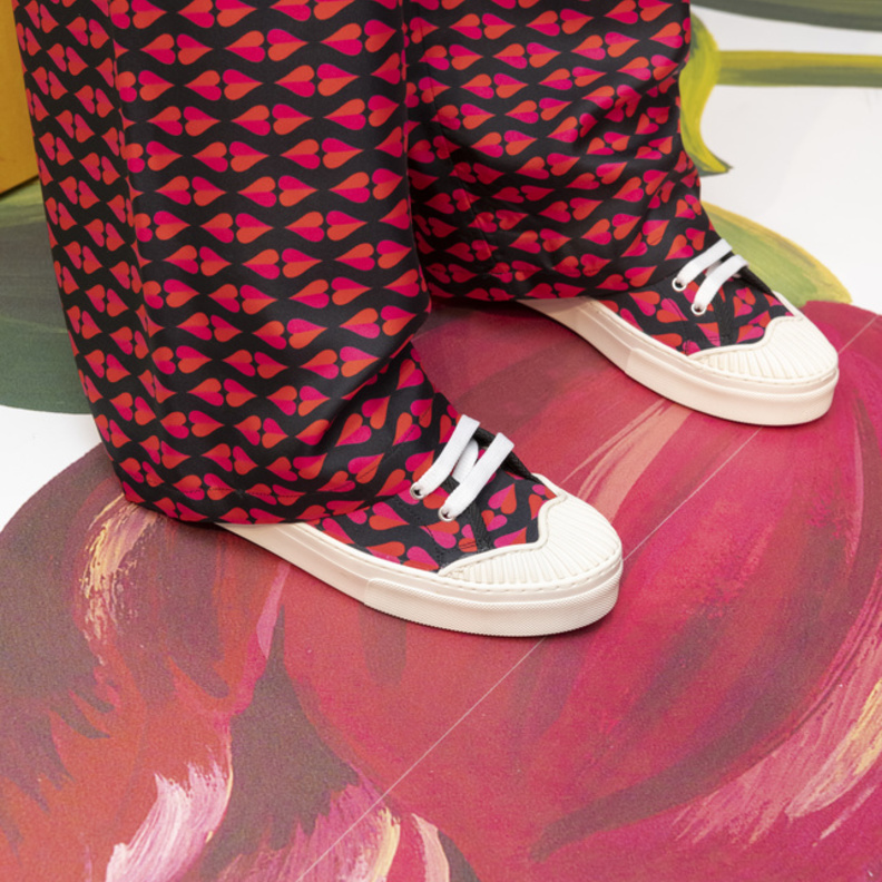 تصميم حذاء عملي ومريح باللّون الأحمر من Max Mara With Lily Aledrige