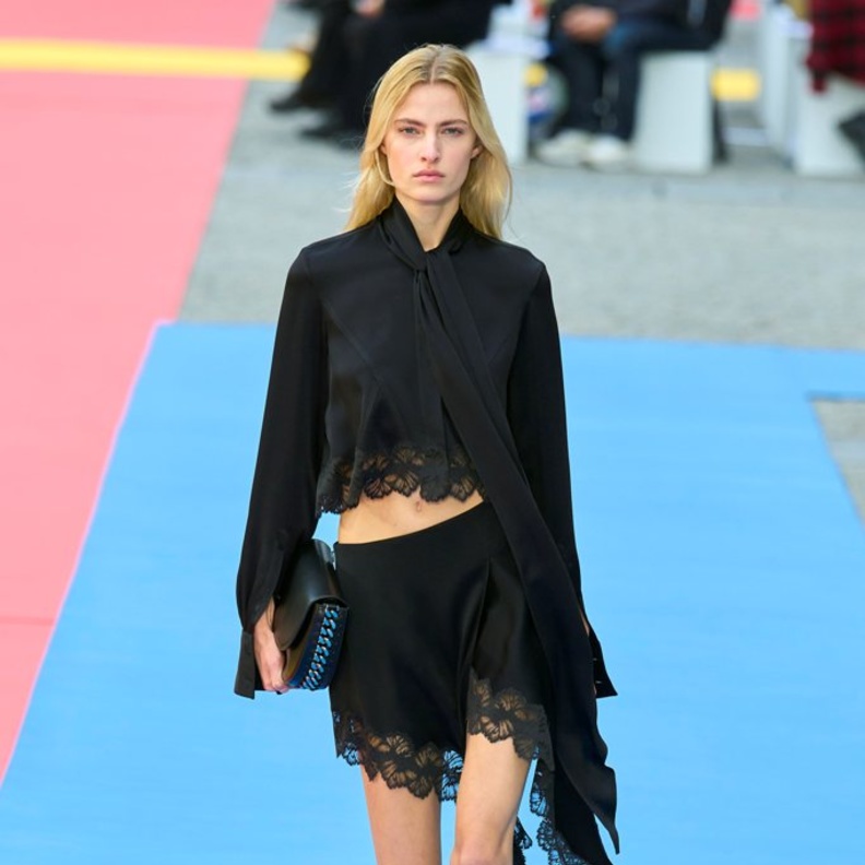 7 منصات برز عليها الخصر المنخفض في عروض ربيع وصيف 2023