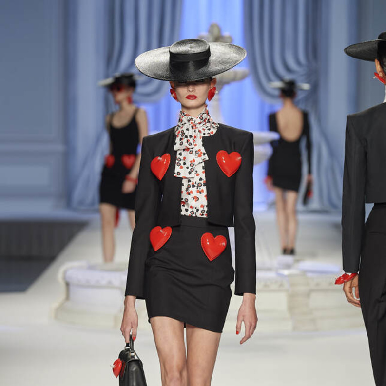 إطلالة لافتة بأسلوب البدل الرسمية بالتنورة من Moschino
