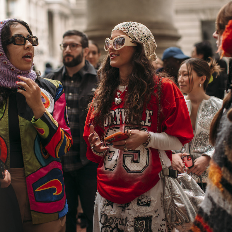 جيل Z يسيطر على أسبوع نيويورك للموضة من خلال إطلالات جريئة ومتفرّدة