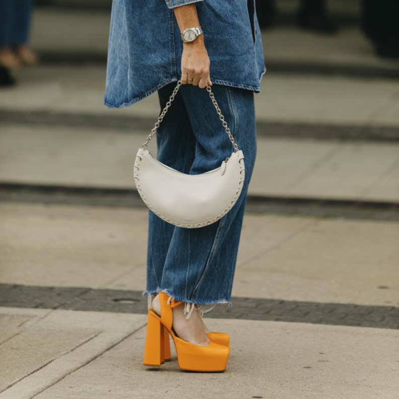 تنسيق حذاء بلاتفورم باللّون البرتقالي مع إطلالة بالدنيم من Street style