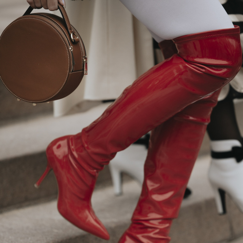 تنسيقات عصرية للحذاء الأحمر المميّز من Street style