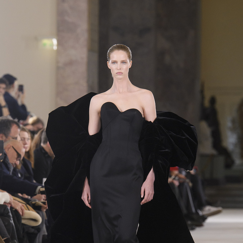  تنسيق الكاب فوق فساتين السهرة لاطلالة تنبض بالفخامة 