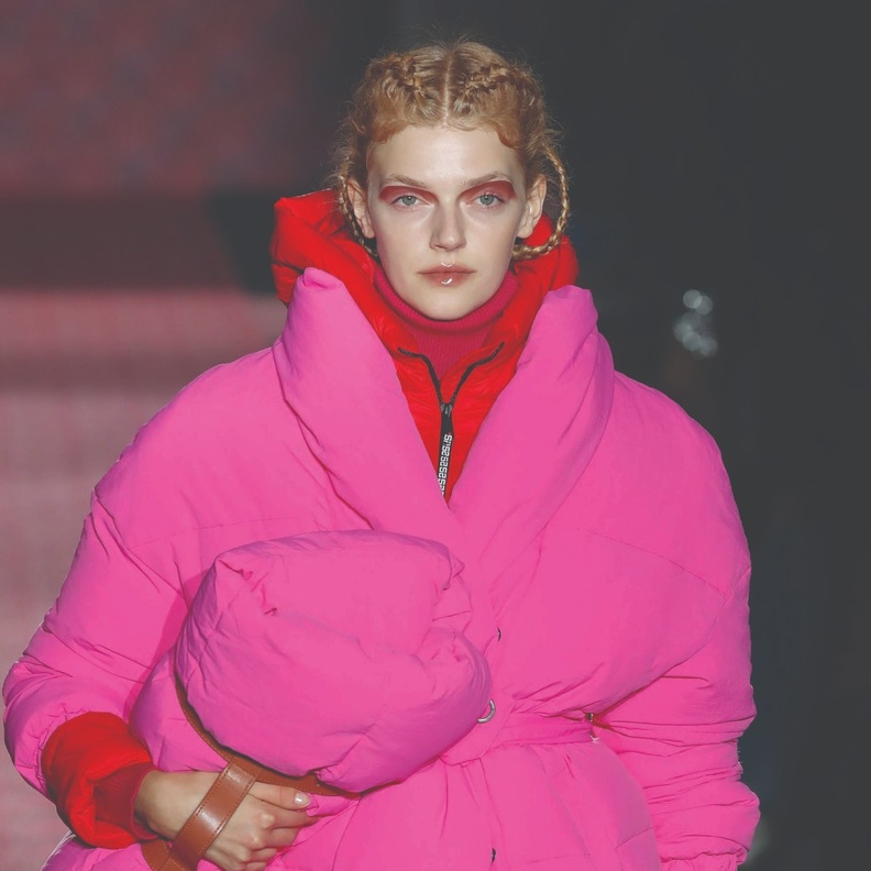 أحمر ووردي: ثنائي متضارب يسكن قلوبنا