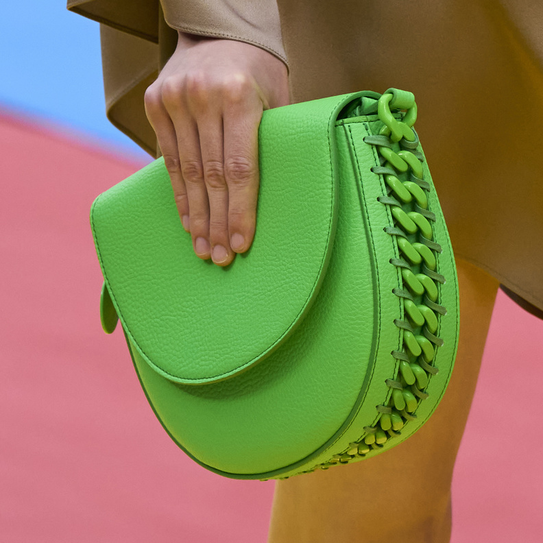 موضة الحقائب الخضراء بتدرجات عصرية