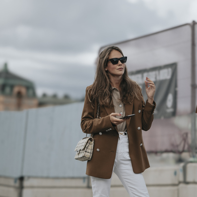 تنسيق السروال الأبيض مع ألوان ترابية للوك ربيعي لافت من Street style