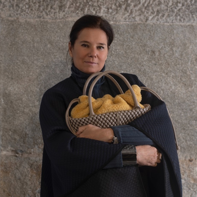 Tissa Fontaneda تروي قصّة حقائبها التي تشكل سمفونية ألوان