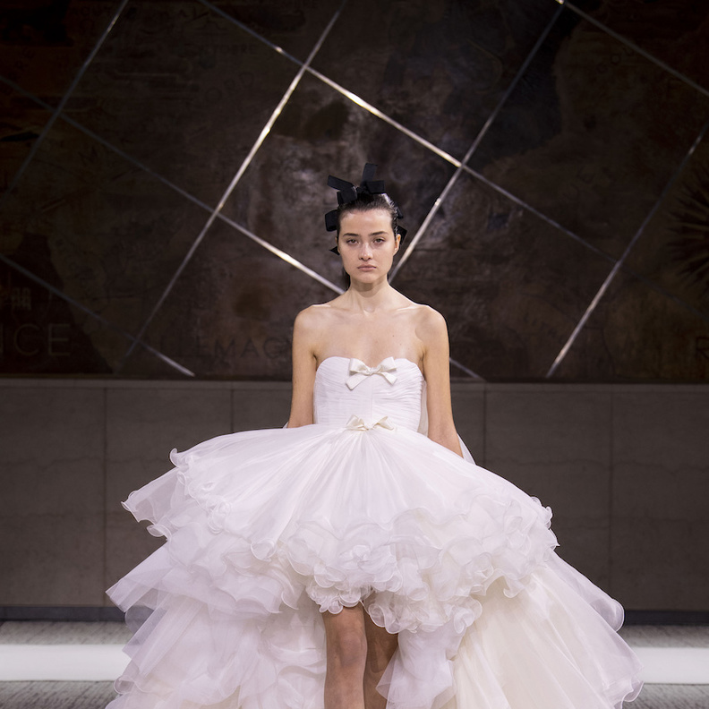 مصممو أزياء تأثروا بالحركة الرومانسية وكانت النتيجة ساحرة!