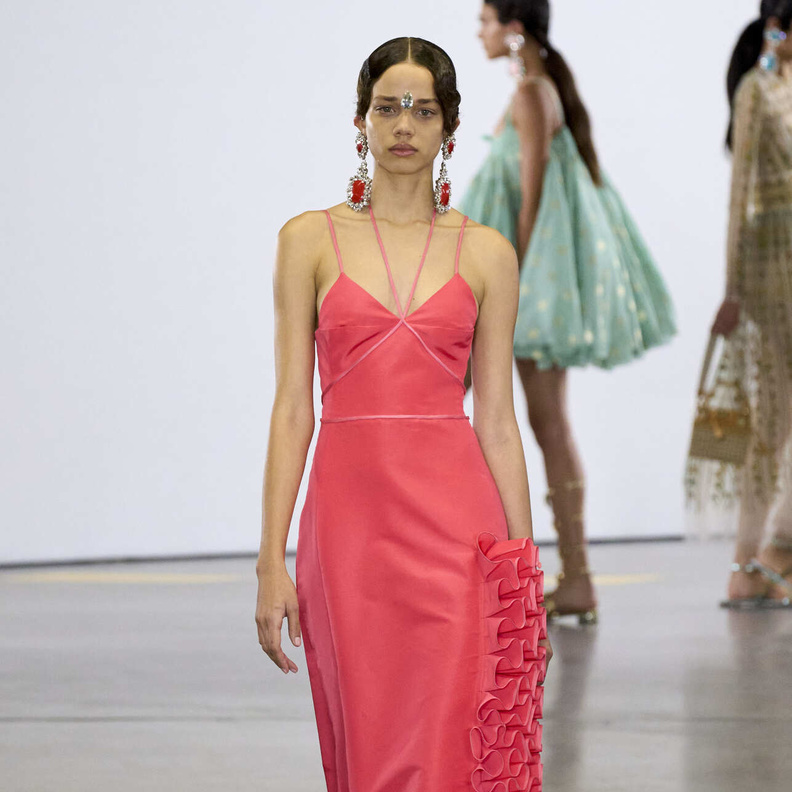 فساتين ضيقة مع الشق الجانبي في عيد الحب 2023