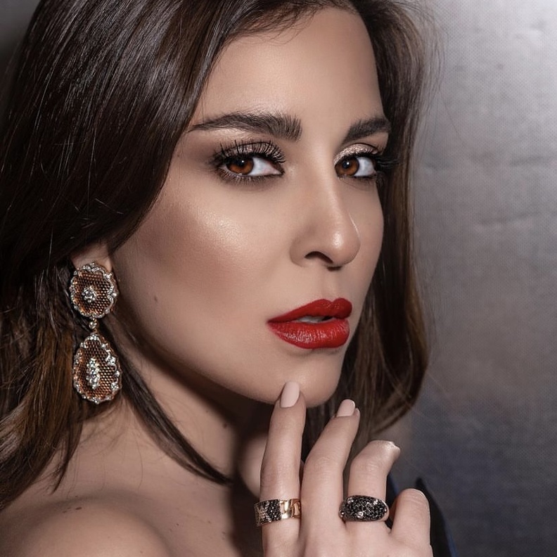 استلهمي إطلالة مجوهرات ناعمة من وحي إطلالات الممثلة سارة أبي كنعان