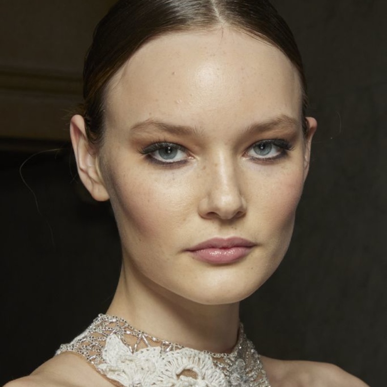 مستحضرات "صنداي رايلي" تبرز جمال البشرة في كوليس أسبوع الموضة في نيويورك