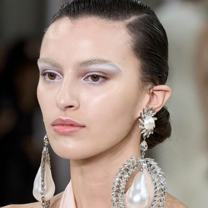 كيفية إعادة تكوين بشرة ندية في شهر فبراير