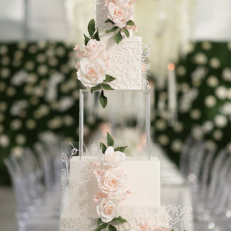 أفكار رائعة لكعكات الزفاف المزخرفة بالاكريليك